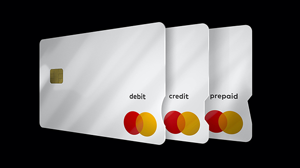 L'image 3 illustre des exemples de cartes de débit, de crédit et prépayées accessibles de Mastercard, avec des formes uniques découpées à l'extrémité de chacune d'entre elles, identifiant clairement de quel type de carte il s'agit. La carte de débit a une découpe arrondie, la carte de crédit a la moitié supérieure d'un hexagone. La carte prépayée a un bord pointu.